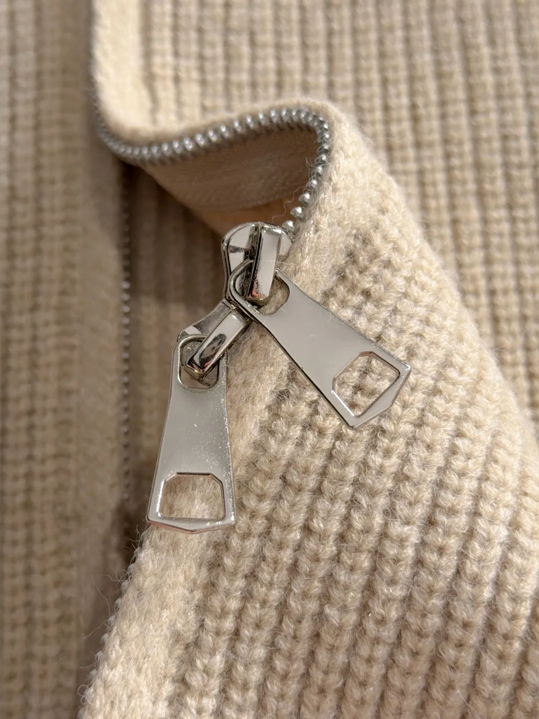 Next day shipment P225 Balenciaga 2026 Autumn and Winter latest sweater from official website, now on sale at counters simultaneously Hot Sale! Specially made of wool blended fabric. It feels comfortable and can be directly in contact with the skin. The logo badge is exquisitely embroidered, which is extremely eye-catching! The details highlight the fashionable charm of big brands. Exquisite workmanship. Three-dimensional cutting style. The wearing effect is invincible and handsome! All three standards are complete! Sizes:M-3XL